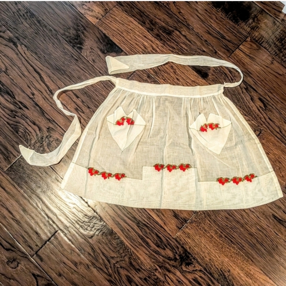Elegant Vintage Cream Apron with Red Floral Accents